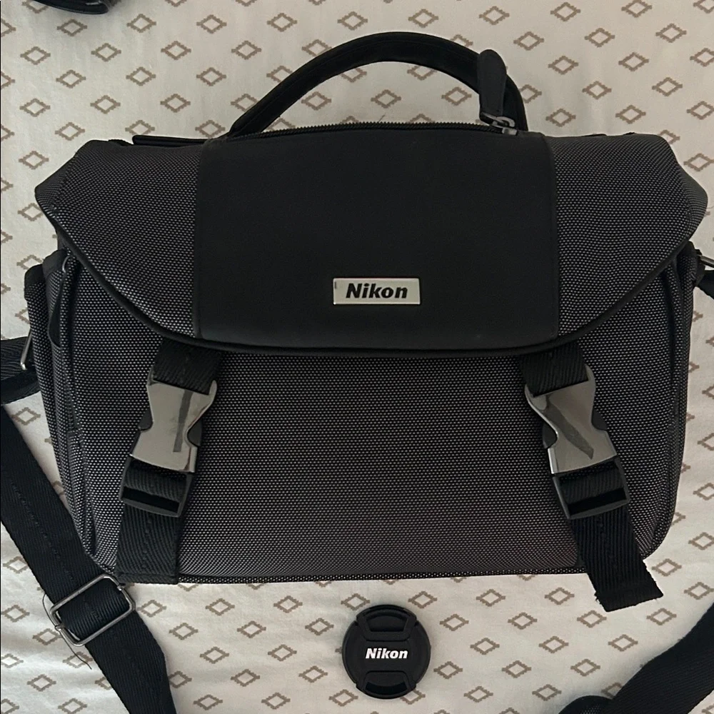 Nikon D5000 Camera w Strap and Bag